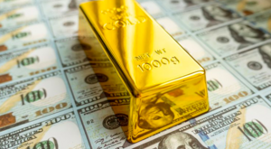 El tono restrictivo de la Fed mantiene firme al dólar y presiona al oro